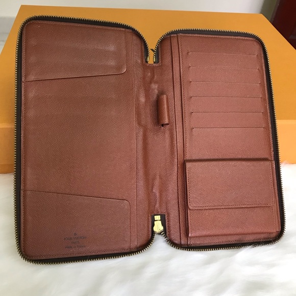 Louis Vuitton - Picture 7 of 16